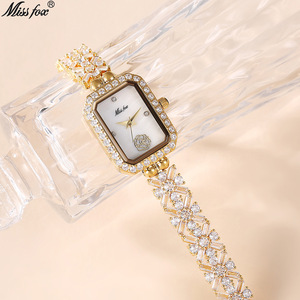 Montre en céramique luxueuse et élégante avec résistance à l'eau et incrustation de diamants. Modèle féminin. - Product Image 5