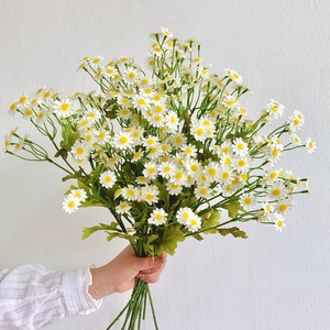 Qingyu Chronicle – Bouquet de marguerites artificielles, 30 têtes, arrangement de fleurs en soie pour la décoration intérieure, les mariages et les accessoires extérieurs - Product Image 1