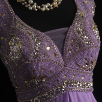 Robe de bal élégante et luxueuse en mousseline de soie lilas, à manches courtes, col en V, coupe trapèze, avec appliques florales en strass et traîne chapelle