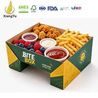 Bedrukte kartonnen serveerschaal met compartimenten voor kip, friet, dipsauzen en fastfoodmaaltijden, geschikt voor afhaalmaaltijden.