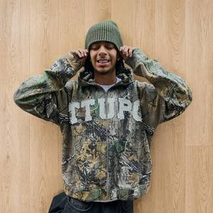 Sudadera con Capucha para Hombre, Estilo Grunge Y2K, con Logotipo Personalizado, Felpa de Algodón Grueso, Estampado Woodland, Aplique con el Número 85, Diseño Desgastado - Product Image 3