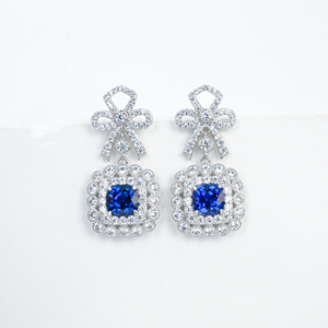 Boucles d'oreilles en argent 925 avec saphir bleu cultivé en laboratoire, design papillon ajouré, bords en dentelle, élégantes et gracieuses H - Product Image 1