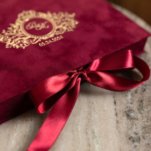 Elegante Scatola per Inviti di Nozze in Velluto Bordeaux con Stampa in Lamina d'Oro e Nappa per Feste di Gala e Fidanzamento - Product Image 4