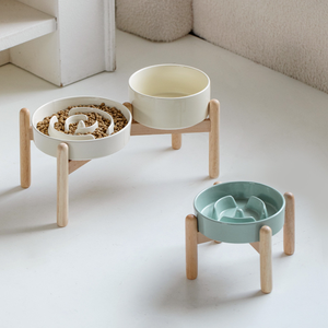 Ensemble de deux gamelles surélevées en céramique pour animaux de compagnie avec support en bois, gamelle anti-glouton pour la protection du cou du chat, anti-renversement et anti-étouffement - Product Image 1