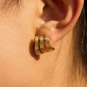 Trendy Ladies Classic 18K Gold Threaded Three Layers Studs Pendientes de acero inoxidable al por mayor - Product Image 1