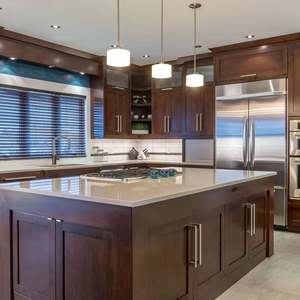 Cuisine sur mesure au design classique pour unités résidentielles, ensemble d'armoires étanches avec îlot pour appartement, incluant des accessoires de glissières de tiroir - Product Image 1