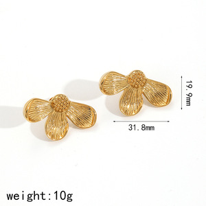 ต่างหูสตั๊ดเหล็กไทเทเนียมลายดอกไม้สำหรับผู้หญิง ชุบทอง 18k รูปทรงกลีบดอกไม้ แฟชั่นสไตล์เรโทร - Product Image 4