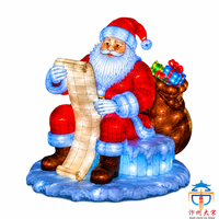 Lanterne géante artisanale en soie représentant Père Noël lisant la liste des cadeaux, pour la décoration de la place publique lors des festivals de Noël en plein air