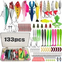 Ensemble d'accessoires de pêche, émerillons, stoppeurs, hameçons, appâts de pêche dans une boîte de rangement, équipement de pêche, matériel de pêche, pesca