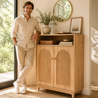 Meuble à chaussures haut de gamme OEM ODM style ferme avec portes à lattes cintrées, étagère ouverte et poignées en laiton pour entrée