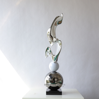 Sculpture métallique abstraite de luxe, art décoratif moderne, statue avec base géométrique pour la décoration intérieure du salon, du bureau ou de l'hôtel
