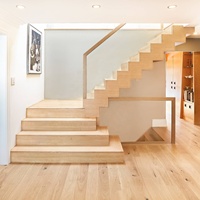Rampe en verre moderne pour escaliers Support de fente inférieure avec fixation par pince métallique Rampe en verre avec cadre en bois Main courante