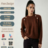 Pull en maille à col montant, couleur unie, avec détail bouton sur l'épaule, en maille moelleuse effet mohair, coupe ample et décontractée