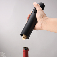 Fabrieksdirect verkoop USB rode wijn elektrische plastic automatische draagbare flesopener set met batterij oplading