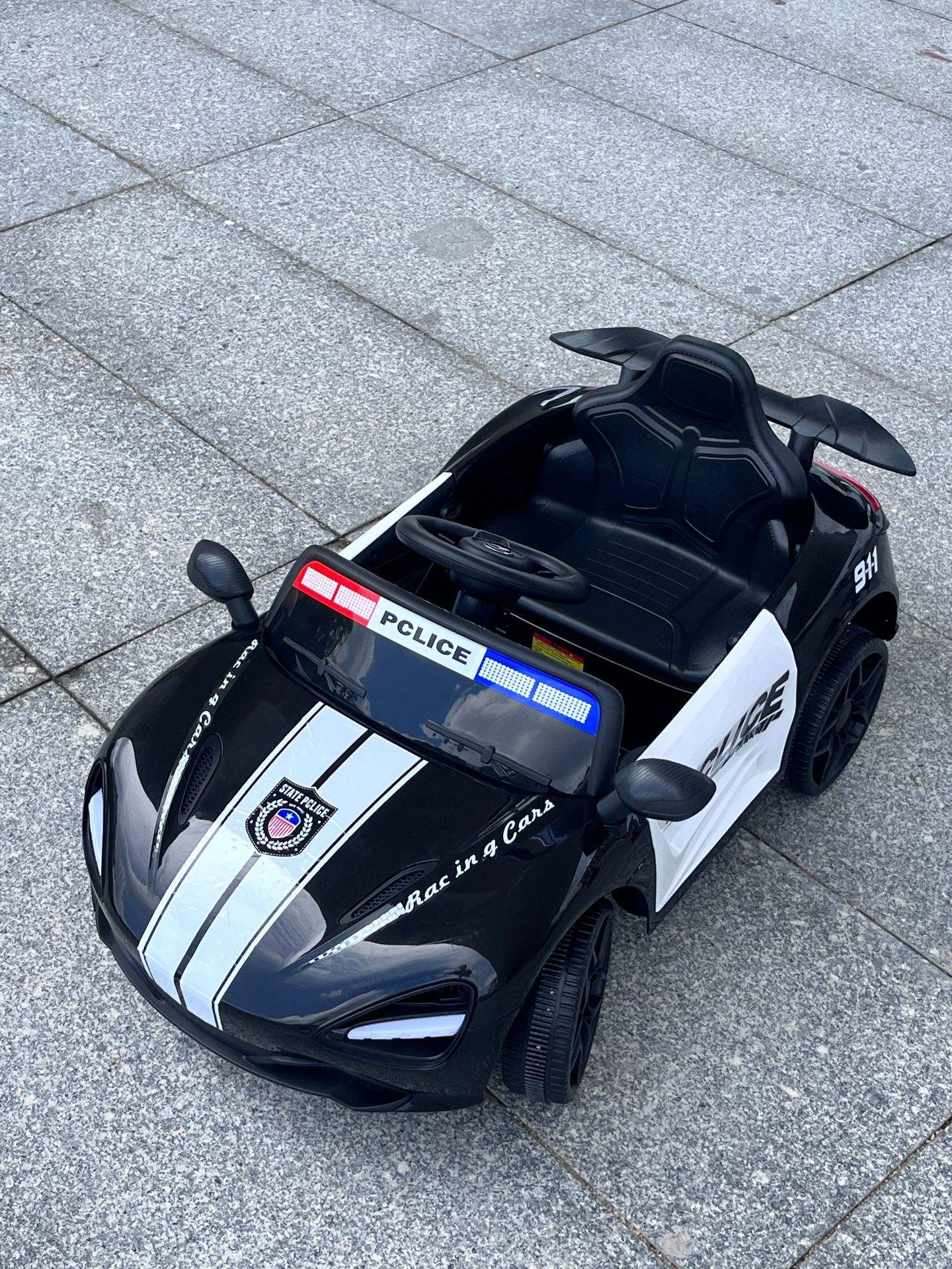 Voiture de police noire, batterie 6v45, entraînement simple