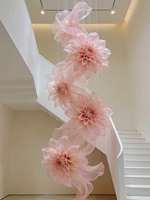 Dahlia suspendue en organza rose poudré avec ruban fluide pour décoration de plafond