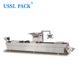 Équipement d'emballage sous vide linéaire pour plateau de snacks marinés et aliments cuits DLZ-320T, machine de thermoformage pour la production de produits délicatessen - Product Image 1