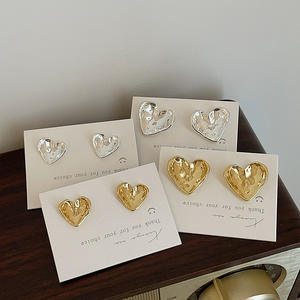Alta calidad de moda al por mayor superficie irregular joyería tachuelas mujeres minimalista corazón arrugas pendiente - Product Image 1