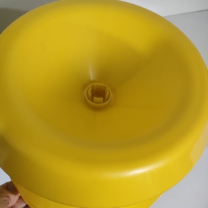 Mangiatoia a flusso di gravità rotonda con alimentazione sfusa per pulcini con coperchio per mangiatoia in plastica per pulcini - Product Image 3