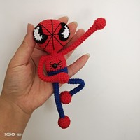 CHANGXU CRAFT Poupée héros rouge en crochet faite à la main, joli porte-clés, mini ornement de bureau exquis tricoté à la main