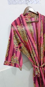 ชุดกิโมโนผ้าฝ้ายสีชมพูลายเสือพิมพ์ลายสำหรับผู้หญิง แขนสามส่วน ทรงหลวม มีเข็มขัดผูก สวมใส่สบายทุกฤดู ผ้าทอ ความยาวปานกลาง - Product Image 3