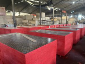 Contreplaqué <span class=keywords><strong>film</strong></span>é phénolique imperméable E1 en peuplier de 18 mm pour système de coffrage de béton, usage hôtelier moderne - Product Image 4