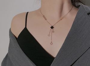 Collares Geométricos Dorados con Colgante de Trébol de Cuatro Hojas Calado en Acero Inoxidable y Cadena a la Clavícula - Product Image 5