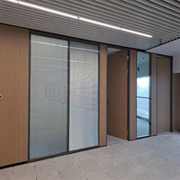 Cloison en verre double avec cadre en aluminium de 108 mm et ossature en acier, avec persiennes intégrées pour bureaux et écoles