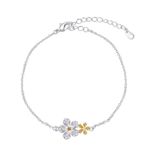 Pulsera de Zirconia Floral Doble Chapada en Oro con Dos Flores Incrustadas de Circonia Cúbica, Cadena Delicada para Uso Diario, Venta al por Mayor - Product Image 3