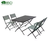 Table pliante en verre avec 4 chaises pliantes assorties, pratique à utiliser et peu encombrante