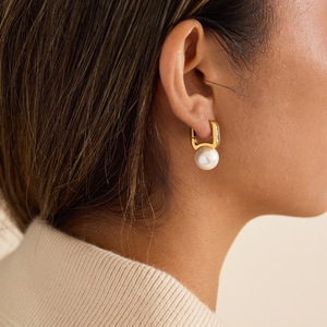 Boucles d'oreilles pendantes élégantes en résine nacrée plaquées or, en acier inoxydable, étanches, forme carrée, avec pierres brillantes - Product Image 4