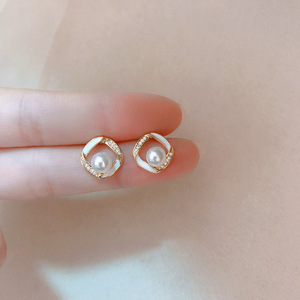 Pendientes de Perlas Estilo Coreano de Alta Gama, Retro de Hong Kong, Ligeros, Elegantes, de Aleación, Unisex, para Regalo - Product Image 2