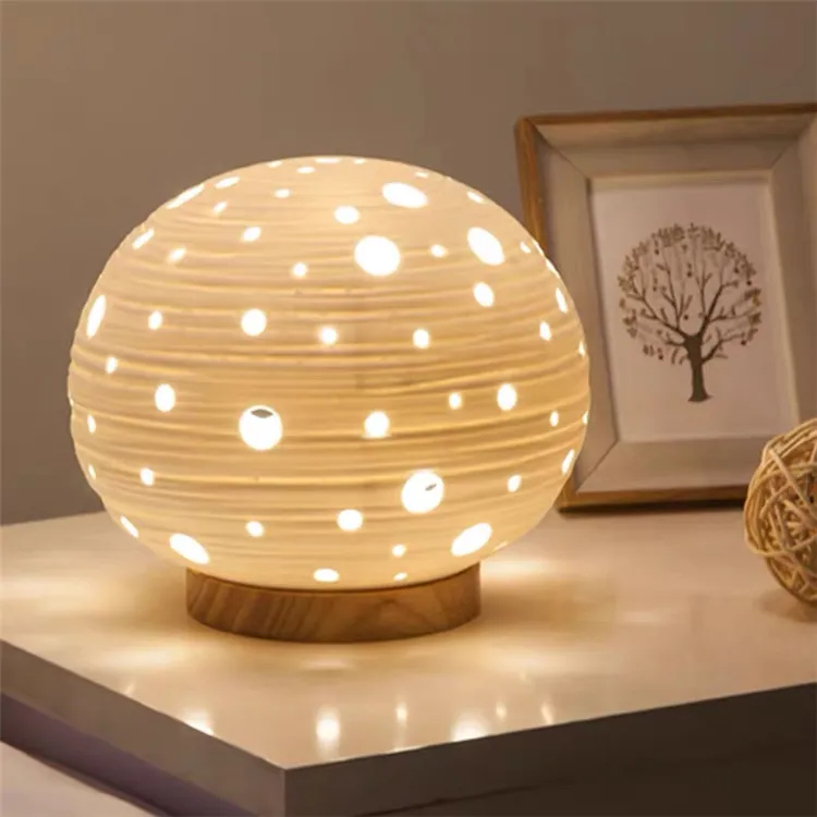 Fabrika doğrudan satış yaratıcı tasarım oymak masa lambası Modern yatak odası porselen gece işık güverte lambası ahşap tabanı ile