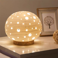 Lampe de chevet moderne en porcelaine au design créatif ajouré avec base en bois, LED blanc chaud, à brancher