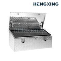 Rangement extérieur élégant et discret en aluminium pour benne de camion |   Finition noire avec revêtement en poudre |   Remorques utilitaires à essieux croisés verrouillables pour camping-cars |