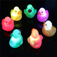 Cadeau promotionnel bébé bain piscine flottant jouet coloré sûr lueur Miniature caoutchouc Silicone Led canard