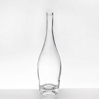 Bouteille de vodka, bouteille blanche givrée, verre mat, verre à spiritueux, verre à vin transparent, forme personnalisée