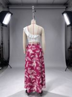 Ensemble deux pièces asymétrique pour femme : crop top imprimé floral et jupe longue – Tenue d'été pour resort – Vente en gros personnalisée