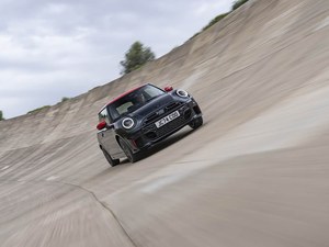 Auto a Benzina Commerciale Compatta 3 Porte 4 Posti Hatchback MINI JCW 2025 JOHN COOPER WORKS per Pendolarismo Quotidiano - Product Image 6