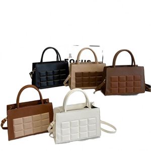 Bolso bandolera único con estampado retro europeo americano, correa suave de PVC ligero y color sólido, modelo 2024 - Product Image 1
