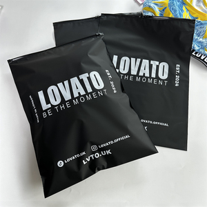 Sacs d'emballage noirs écologiques sacs en plastique à fermeture éclair imprimés de logo personnalisé pour t-shirt sac à fermeture éclair givré pour vêtements - Product Image 1