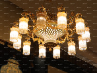 Lampe suspendue élégante et luxueuse avec 12 sculptures d'anges en laiton moulé à la cire perdue et abat-jour en verre céramique pour salon