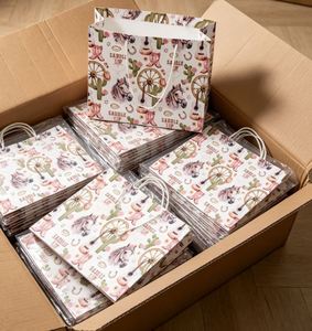 Sacs de vente en carton personnalisés à prix de gros, sacs cadeaux pour entreprises - Product Image 5