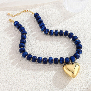 Collana girocollo da donna NA1041 alla moda, esagerata, con perle in resina colorate fatte a mano e ciondolo a cuore voluminoso - Product Image 6