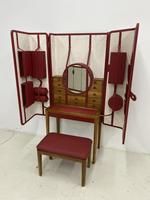 Ensemble de chaise de coiffeuse élégante haut de gamme avec panneaux texturés et miroir intégré pour table de maquillage sophistiquée de chambre à coucher