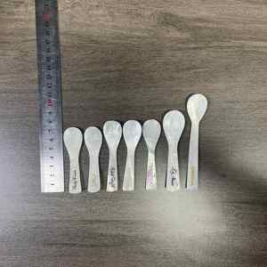Vente flash - Cuillère à caviar en nacre naturelle blanche de 7 à 9 cm avec logo personnalisé exquis pour dîner élégant - Product Image 1