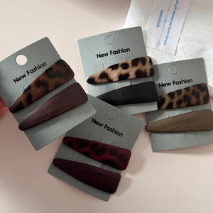 กิ๊บติดผมรูปสามเหลี่ยมลายเสือดาวเรียบง่าย กิ๊บหนีบผมด้านข้างทำจากหนังและผ้า แฟชั่นสำหรับผู้หญิง เครื่องประดับผมสุดหรู - Product Image 4