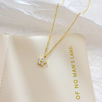 Collar con Colgante de Flor de Acero Inoxidable Chapado en Oro de 18K, Collar con Dijes de Pétalos de Diamantes Pequeños y Modernos para Mujer, Regalo para una Cita
