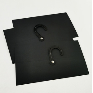 Etichette Pendenti per Abbigliamento in Cartoncino Nero con Gancio a Forma di Punto <span class=keywords><strong>Interrogativo</strong></span>, Certificato FSC, Superficie Verniciata, Stampa CMYK - Product Image 1