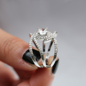 Anello da donna a croce con pietra scintillante, gioiello alla moda da indossare per feste e tutti i giorni - Product Image 5